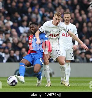 Jefferson Lerma von Crystal Palace Schlachten Dejan Kulusevski von Tottenham Hotspur - Tottenham Hotspur / Crystal Palace, Premier League, Tottenham Hotspur Stadium, London, Großbritannien - 2. März 2024. Nur redaktionelle Verwendung – es gelten Einschränkungen für DataCo Stockfoto