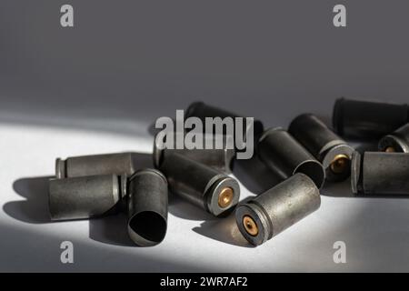 Abgebrochene Kugellappen auf grauer Hintergrundlichtreflexion-Nahaufnahme Stockfoto