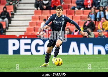 Granada, Spanien. März 2024. Robin Le Normand von Real Sociedad während des Liga-Spiels zwischen Granada CF und Real Sociedad im Nuevo Los Cármenes Stadion am 9. März 2024 in Granada, Spanien. (Foto: José M Baldomero/Pacific Press/SIPA USA) Credit: SIPA USA/Alamy Live News Stockfoto