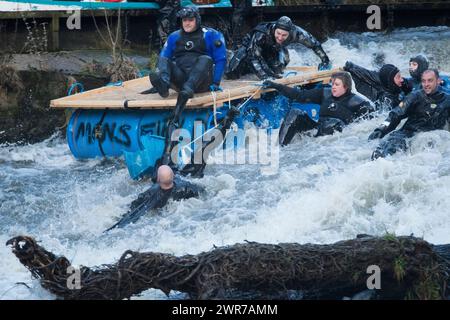 26/12/17 die Wettkämpfer trotzen den Eisbedingungen, als sie über ein Wehr auf dem Derwent stürzen, kurz vor dem Ende des Matlock Bath Floß Race in Derbyshi Stockfoto