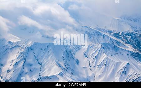 Fliegen Sie über Denali-Berggipfel und schneebedeckte Gipfel. Denali ist der höchste Berg Nordamerikas Stockfoto