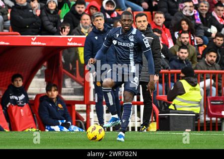 Granada, Spanien. März 2024. Hamari Traoré von Real Sociedad während des Liga-Spiels zwischen Granada CF und Real Sociedad im Nuevo Los Cármenes Stadion am 9. März 2024 in Granada, Spanien. (Foto: José M Baldomero/Pacific Press/SIPA USA) Credit: SIPA USA/Alamy Live News Stockfoto