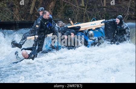 26/12/17 die Wettkämpfer trotzen den Eisbedingungen, als sie über ein Wehr auf dem Derwent stürzen, kurz vor dem Ende des Matlock Bath Floß Race in Derbyshi Stockfoto