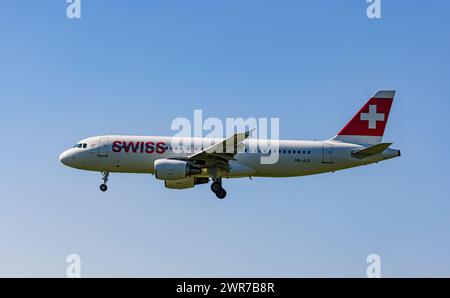 Ein Airbus A320-214 von Swiss Internationa Airlines befindet sich im Landeanflug auf den Flughafen Zürich. Registrierung HB-JLQ. (Zürich, Schweiz, 22,0 Stockfoto