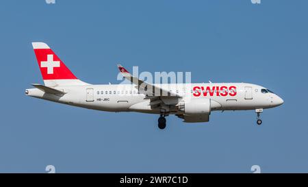 Zürich, Schweiz - 28. März 2022: Ein Airbus A220-100 von Swiss International Airlines im Landeanflug auf den Flughafen Zürich. Registrierung HB-JBC. Stockfoto