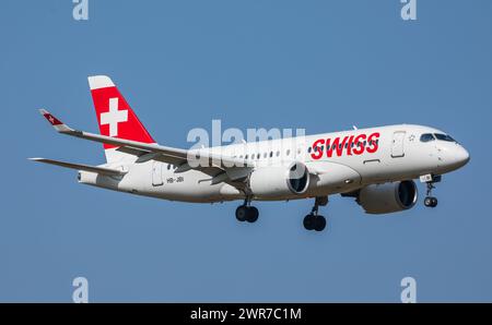 Zürich, Schweiz - 28. März 2022: Ein Airbus A220-100 von Swiss International Airlines im Landeanflug auf den Flughafen Zürich. Registrierung HB-JBC. Stockfoto