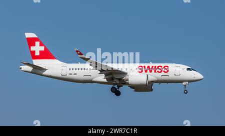 Zürich, Schweiz - 28. März 2022: Ein Airbus A220-100 von Swiss International Airlines im Landeanflug auf den Flughafen Zürich. Registrierung HB-JBC. Stockfoto