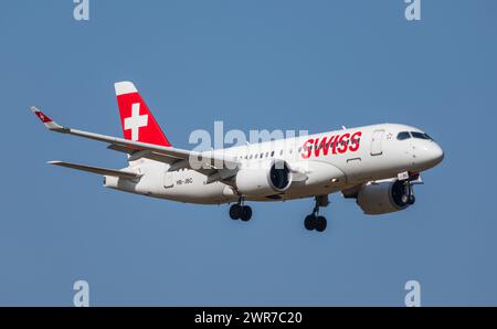Zürich, Schweiz - 28. März 2022: Ein Airbus A220-100 von Swiss International Airlines im Landeanflug auf den Flughafen Zürich. Registrierung HB-JBC. Stockfoto