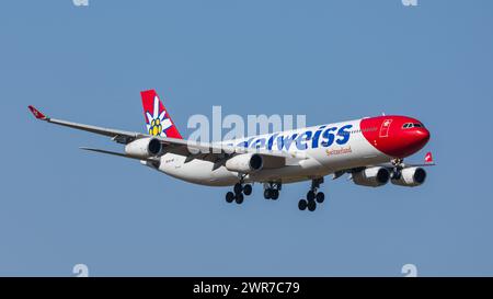 Zürich, Schweiz - 28. März 2022: Ein Airbus A340-343X von Edelweiss Air im Endlandeanflug auf den Flughafen Zürich. Registrierung HB-JMD. Stockfoto