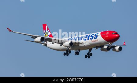 Zürich, Schweiz - 28. März 2022: Ein Airbus A340-343X von Edelweiss Air im Endlandeanflug auf den Flughafen Zürich. Registrierung HB-JMD. Stockfoto