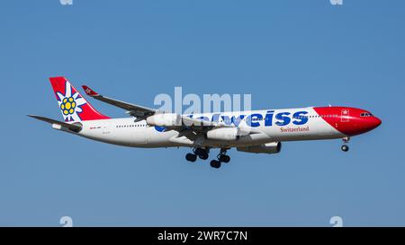 Zürich, Schweiz - 28. März 2022: Ein Airbus A340-343X von Edelweiss Air im Endlandeanflug auf den Flughafen Zürich. Registrierung HB-JMD. Stockfoto