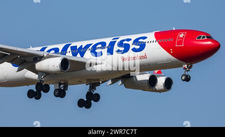 Zürich, Schweiz - 28. März 2022: Ein Airbus A340-343X von Edelweiss Air im Endlandeanflug auf den Flughafen Zürich. Registrierung HB-JMD. Stockfoto