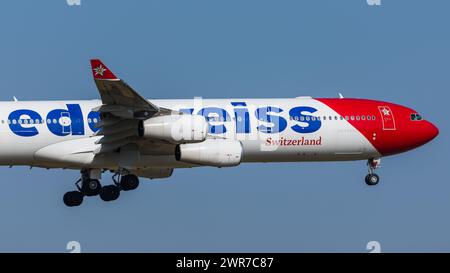 Zürich, Schweiz - 28. März 2022: Ein Airbus A340-343X von Edelweiss Air im Endlandeanflug auf den Flughafen Zürich. Registrierung HB-JMD. Stockfoto