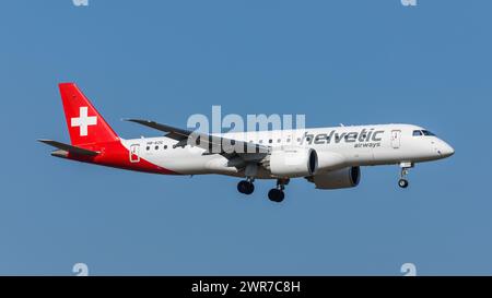 Zürich, Schweiz - 28. März 2022: Ein Embraer 190-E2 von Helvetic Airways im Landeanflug auf den Flughafen Zürich. Registrierung HB-AZG. Stockfoto