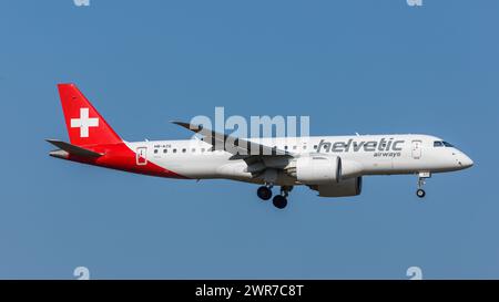 Zürich, Schweiz - 28. März 2022: Ein Embraer 190-E2 von Helvetic Airways im Landeanflug auf den Flughafen Zürich. Registrierung HB-AZG. Stockfoto