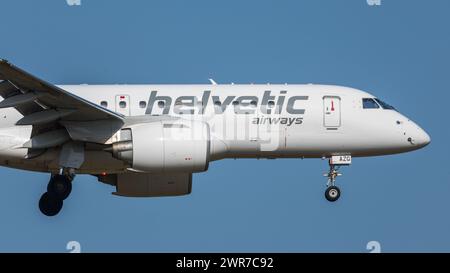 Zürich, Schweiz - 28. März 2022: Ein Embraer 190-E2 von Helvetic Airways im Landeanflug auf den Flughafen Zürich. Registrierung HB-AZG. Stockfoto