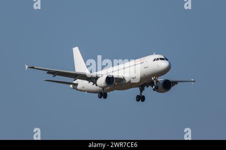 Zürich, Schweiz - 28. März 2022: Ein Airbus A320-214 von Air Malta ist im Landeanflug auf den Flughafen Zürich. Registrierung 9H-AHS. Stockfoto