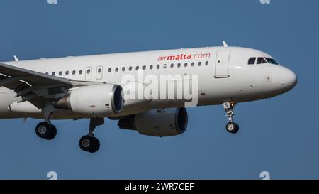 Zürich, Schweiz - 28. März 2022: Ein Airbus A320-214 von Air Malta ist im Landeanflug auf den Flughafen Zürich. Registrierung 9H-AHS. Stockfoto