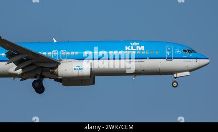 Zürich, Schweiz - 28. März 2022: Eine Boeing 737-800 von KLM Royal Dutch Airlines ist im Landeanflug auf den Flughafen Zürich. Registrierung PH-BXY. Stockfoto