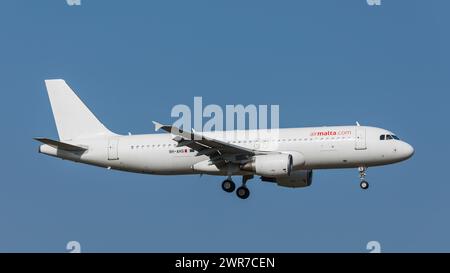 Zürich, Schweiz - 28. März 2022: Ein Airbus A320-214 von Air Malta ist im Landeanflug auf den Flughafen Zürich. Registrierung 9H-AHS. Stockfoto