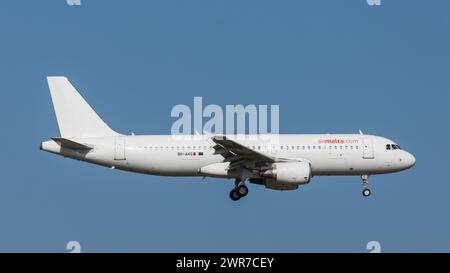 Zürich, Schweiz - 28. März 2022: Ein Airbus A320-214 von Air Malta ist im Landeanflug auf den Flughafen Zürich. Registrierung 9H-AHS. Stockfoto