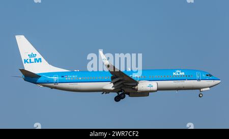 Zürich, Schweiz - 28. März 2022: Eine Boeing 737-800 von KLM Royal Dutch Airlines ist im Landeanflug auf den Flughafen Zürich. Registrierung PH-BXY. Stockfoto