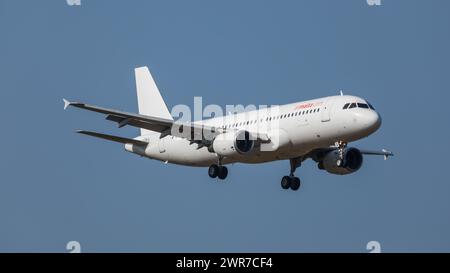 Zürich, Schweiz - 28. März 2022: Ein Airbus A320-214 von Air Malta ist im Landeanflug auf den Flughafen Zürich. Registrierung 9H-AHS. Stockfoto