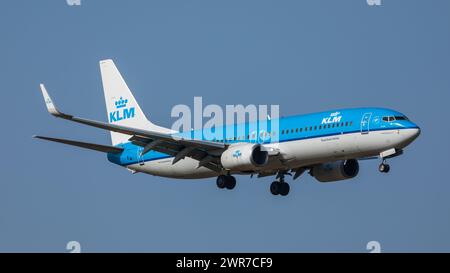 Zürich, Schweiz - 28. März 2022: Eine Boeing 737-800 von KLM Royal Dutch Airlines ist im Landeanflug auf den Flughafen Zürich. Registrierung PH-BXY. Stockfoto