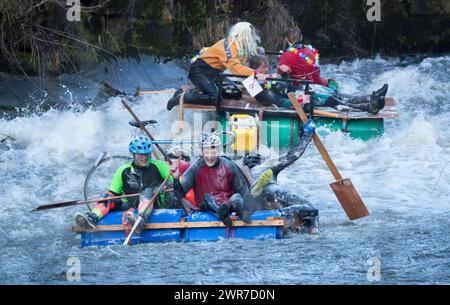 26/12/17 die Wettkämpfer trotzen den Eisbedingungen, als sie über ein Wehr auf dem Derwent stürzen, kurz vor dem Ende des Matlock Bath Floß Race in Derbyshi Stockfoto