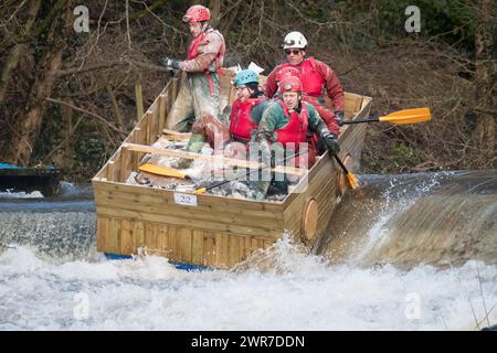 26/12/17 die Wettkämpfer trotzen den Eisbedingungen, als sie über ein Wehr auf dem Derwent stürzen, kurz vor dem Ende des Matlock Bath Floß Race in Derbyshi Stockfoto