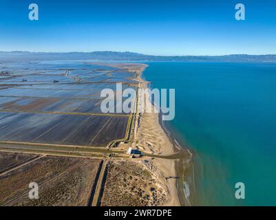 Aus der Vogelperspektive auf den Strand von Marquesa und den Gola del PAL Drainage im Ebro Delta (Tarragona, Katalonien, Spanien) ESP: Vista aérea de la playa Marquesa Stockfoto