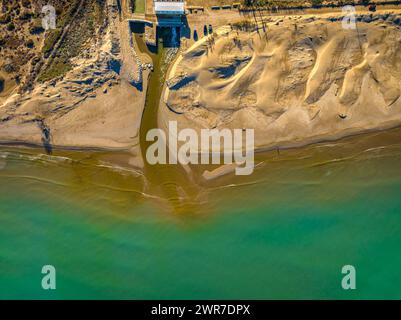 Aus der Vogelperspektive auf den Strand von Marquesa und den Gola del PAL Drainage im Ebro Delta (Tarragona, Katalonien, Spanien) ESP: Vista aérea de la playa Marquesa Stockfoto