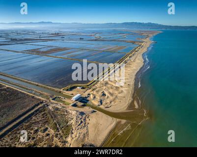 Aus der Vogelperspektive auf den Strand von Marquesa und den Gola del PAL Drainage im Ebro Delta (Tarragona, Katalonien, Spanien) ESP: Vista aérea de la playa Marquesa Stockfoto