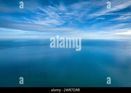 Luftaufnahme des Mittelmeers in der Nähe des Ebro-Deltas an einem Winternachmittag (Tarragona, Katalonien, Spanien) ESP: Vista aérea del mar Mediterráneo Stockfoto
