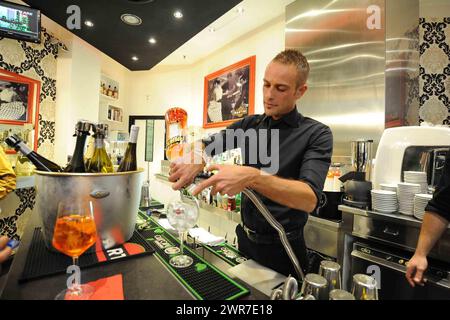 Aperitivo e Apericena e Cocktail in Italia Stockfoto