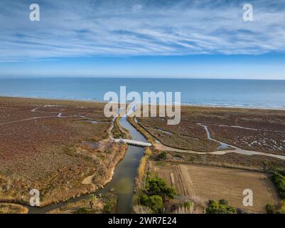 Luftaufnahme der Mündung des Gola de la Platjola, zwischen den Stränden Eucaliptus und Serrallo im Ebro-Delta (Tarragona, Katalonien, Spanien) Stockfoto