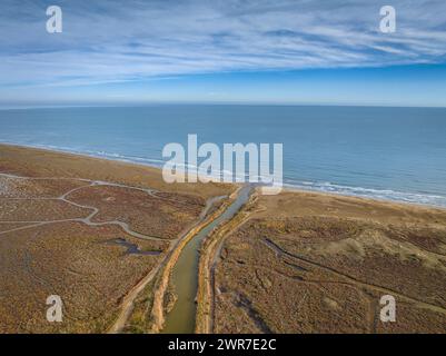 Luftaufnahme der Mündung des Gola de la Platjola, zwischen den Stränden Eucaliptus und Serrallo im Ebro-Delta (Tarragona, Katalonien, Spanien) Stockfoto