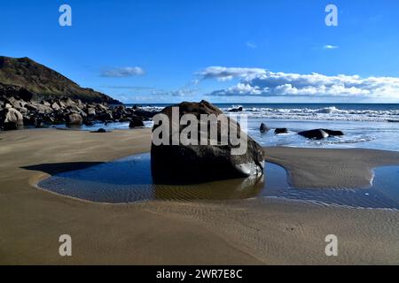 Boulder am Porth Ysgo Beach Stockfoto