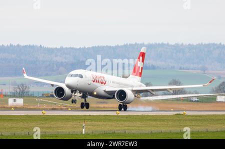 Ein Airbus A220-100 von Swiss International Airlines landet auf Piste 14 des Flughafen Zürich. Registrierung HB-JBD. (Zürich, Schweiz, 05.04.2022) Stockfoto