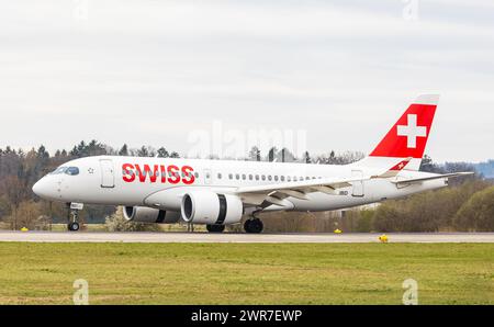 Ein Airbus A220-100 von Swiss International Airlines landet auf Piste 14 des Flughafen Zürich. Registrierung HB-JBD. (Zürich, Schweiz, 05.04.2022) Stockfoto