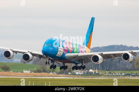 Ein Airbus A380-800 von Emirates landet auf Piste 14 des Flughafen Zürich. Das Langstreckenflugzeug trägt eine Sonderbemalung für die Expo in Dubai 20 Stockfoto