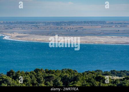 Der Punkt Punta del Fangar des Ebro-Deltas aus dem Blickwinkel der Eremitage von Sant Cristòfol (Tarragona, Katalonien, Spanien) Stockfoto