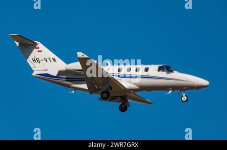 Eine Cessna Citation Jet 525 M2 von einem privaten Besitzer ist im Landeanflug auf den Flughafen Zürich. Registrierung HB-VTW (Zürich, Schweiz, 28.02.2 Stockfoto