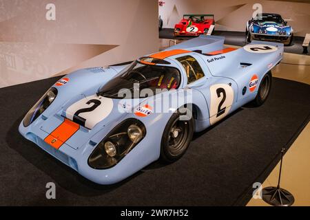 © Arnaud BEINAT/Maxppp. 2024.03.10, Le Mans, Sarthe, Frankreich. Musée du Circuit des 24 heures du Mans : Porsche 917 rendues célèbres par le Film Le Mans avec Steve McQueen. ENGLISCH : Museum der 24 Stunden von Le Mans. Porsche 917 wurde im Film Le Mans mit Steve McQueen berühmt. Quelle: MAXPPP/Alamy Live News Stockfoto