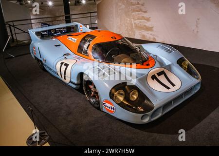 © Arnaud BEINAT/Maxppp. 2024.03.10, Le Mans, Sarthe, Frankreich. Musée du Circuit des 24 heures du Mans : Porsche 917 rendues célèbres par le Film Le Mans avec Steve McQueen. ENGLISCH : Museum der 24 Stunden von Le Mans. Porsche 917 wurde im Film Le Mans mit Steve McQueen berühmt. Quelle: MAXPPP/Alamy Live News Stockfoto