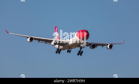 Zürich, Schweiz - 28. Februar 2022: Ein Airbus A340-343X von Edelweiss Air im Landeanflug auf den Flughafen Zürich. Registrierung HB-JMD. Stockfoto