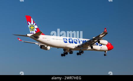 Zürich, Schweiz - 28. Februar 2022: Ein Airbus A340-343X von Edelweiss Air im Landeanflug auf den Flughafen Zürich. Registrierung HB-JMD. Stockfoto