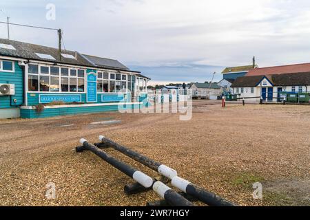 Das malerische kleine Dorf Felixstowe Ferry liegt an der Mündung des Flusses Deben, Suffolk UK. Februar 2024 Stockfoto