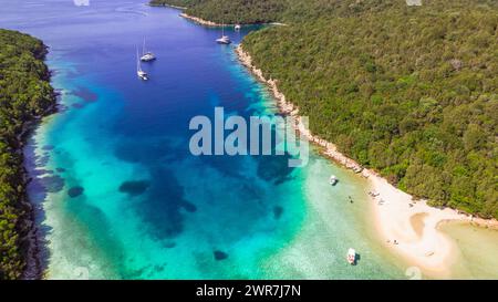 Sivota - atemberaubendes Drohnenvideo über das türkisfarbene Meer, bekannt als Blaue Lagune, und den einzigartigen Strand Bella Vraka. Epirus, Griechenland Stockfoto