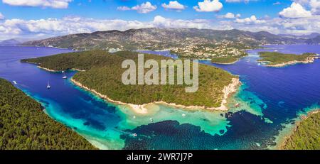 Sivota - atemberaubendes Drohnenvideo über das türkisfarbene Meer, bekannt als Blaue Lagune, und den einzigartigen Strand Bella Vraka. Epirus, Griechenland Stockfoto